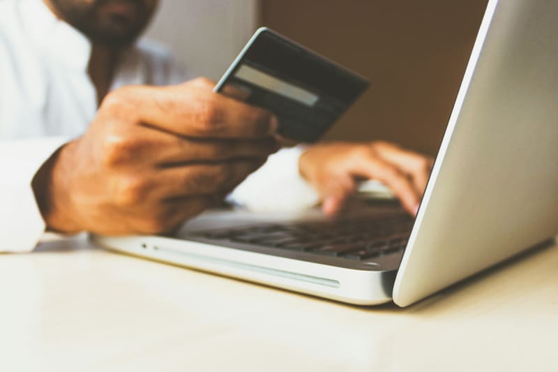 Online-Zahlung am Laptop – PayPal Gebühren bei Auslandszahlungen